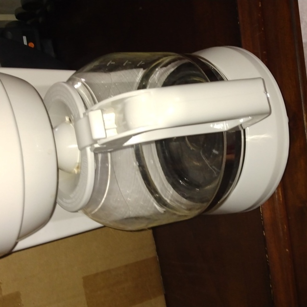 MAINSTAYS White Drip Coffee Maker with 12 Cup Glass Caraf - Picture 4 of 8